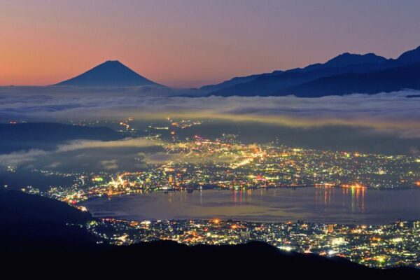 高ボッチ山から見える諏訪湖の夜景と富士山